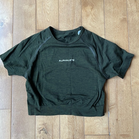 Alphalete Amplify crop top in Evergreen - Picture 2 of 4